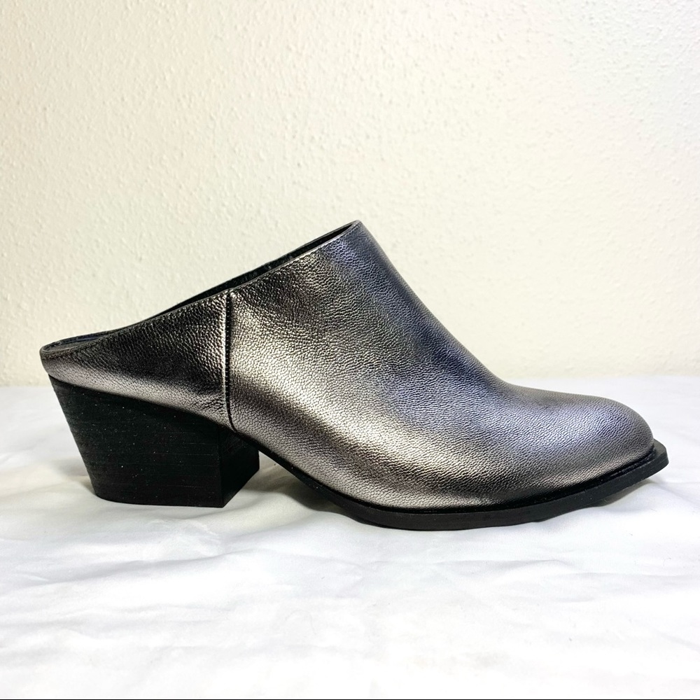 BRAND NEW Chinese Laundry silver mule
